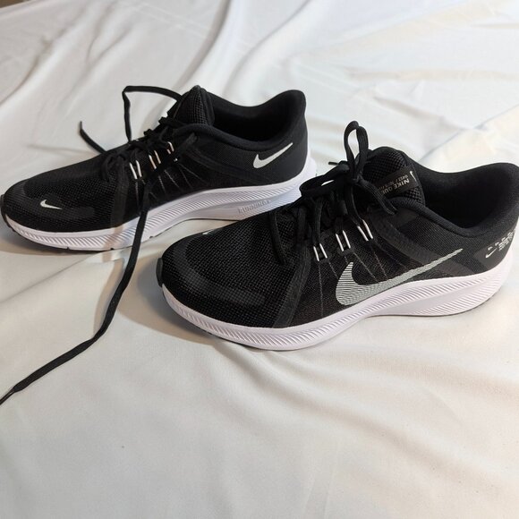 NWOB Nike Quest 4 *Size 9 (run a little large) Black/White Running Shoes - Picture 1 of 16